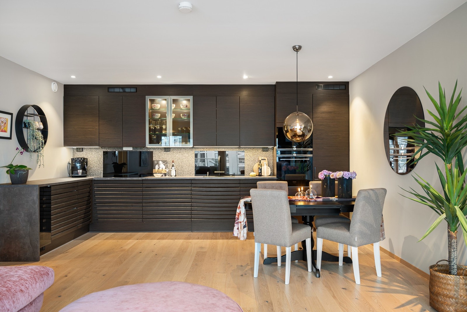 Lekker og påkostet kjøkkeninnredning fra HTH med massivt eiketre, mørke fronter og underskap med spiler Galleribilde