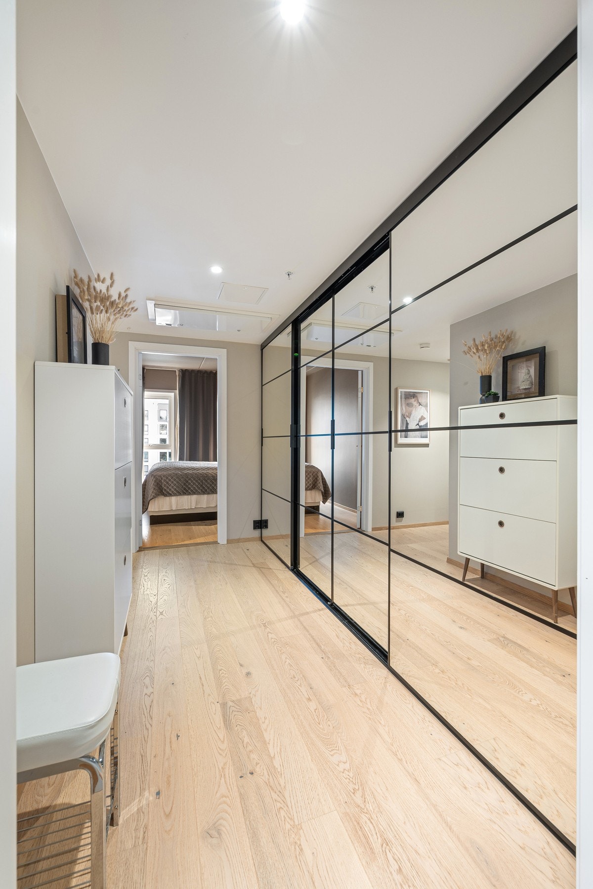 Innebygd skyvedørsgarderobe med speildører gjør det enkelt å holde orden Galleribilde