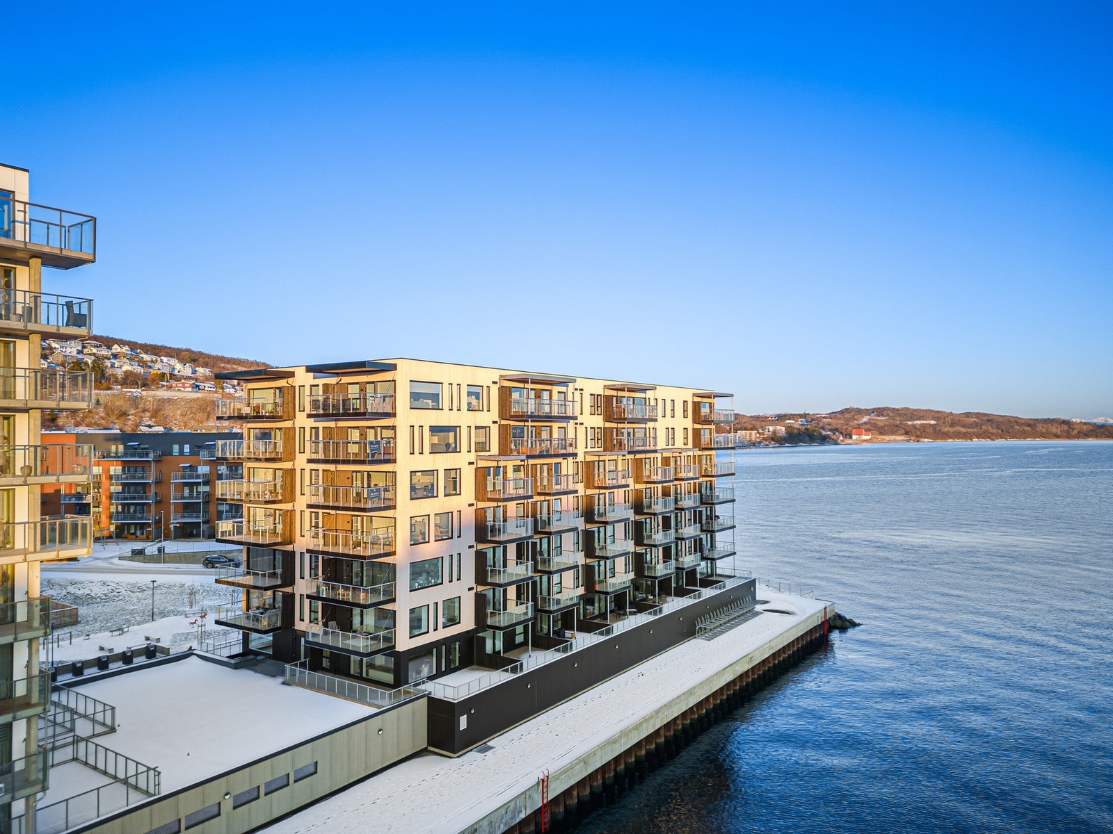 ..med en flott sjøutsikt mot Trondenes Galleribilde