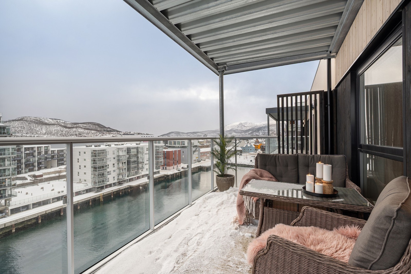 Balkong på 13 kvm med tak over Galleribilde