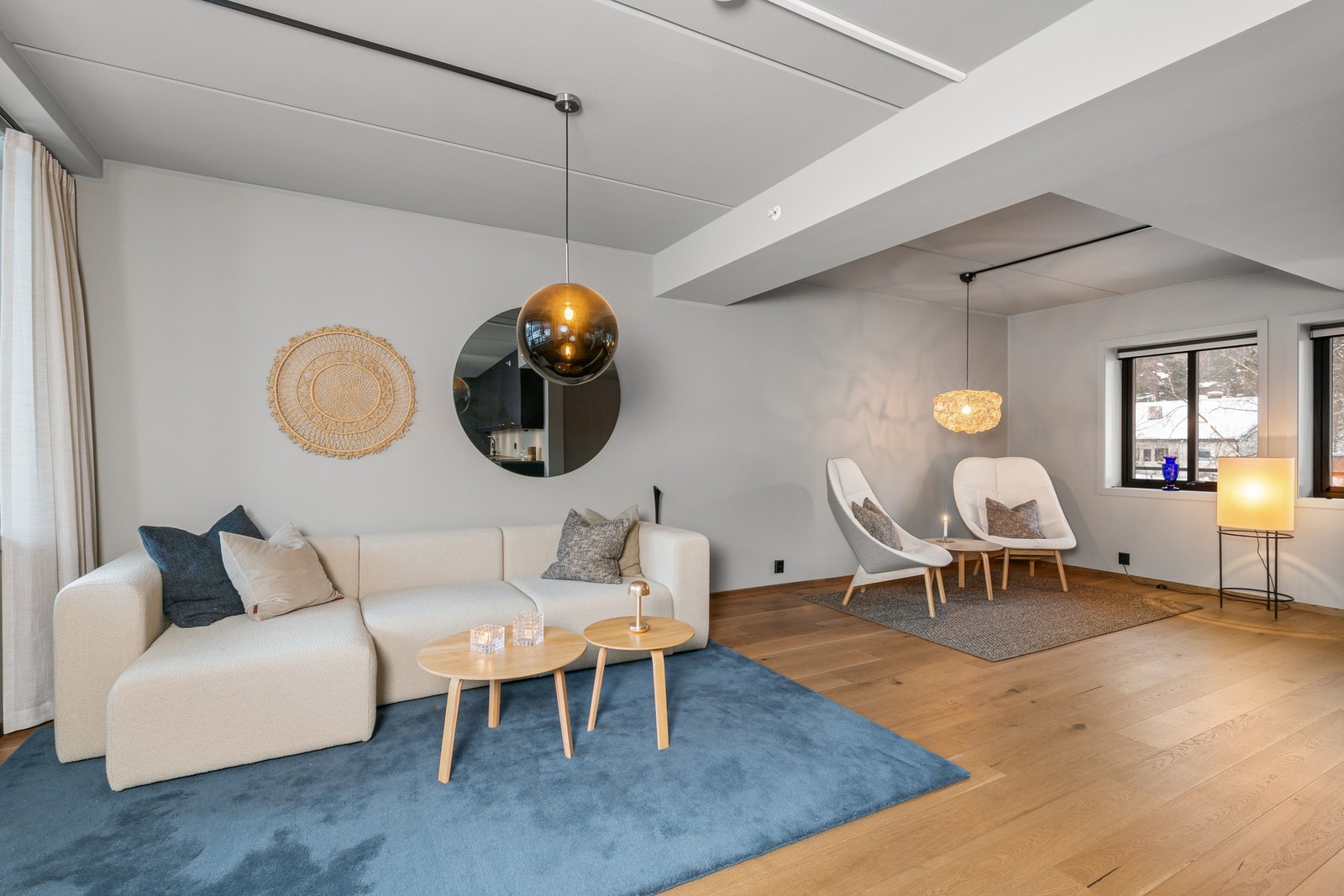 Stuen har plass til flere sittegrupper. Galleribilde