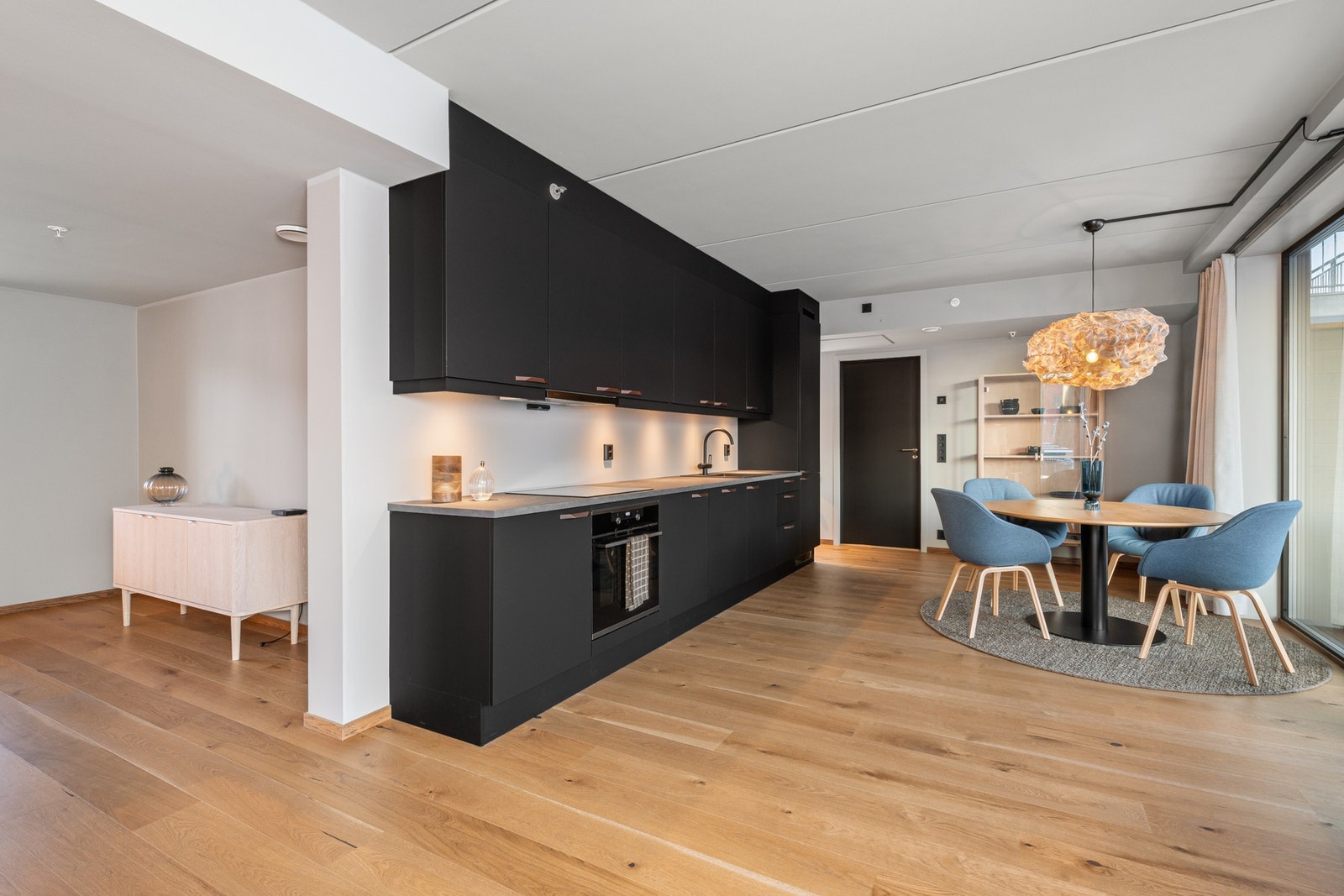 Leiligheten har en åpen og innbydende løsning. Galleribilde