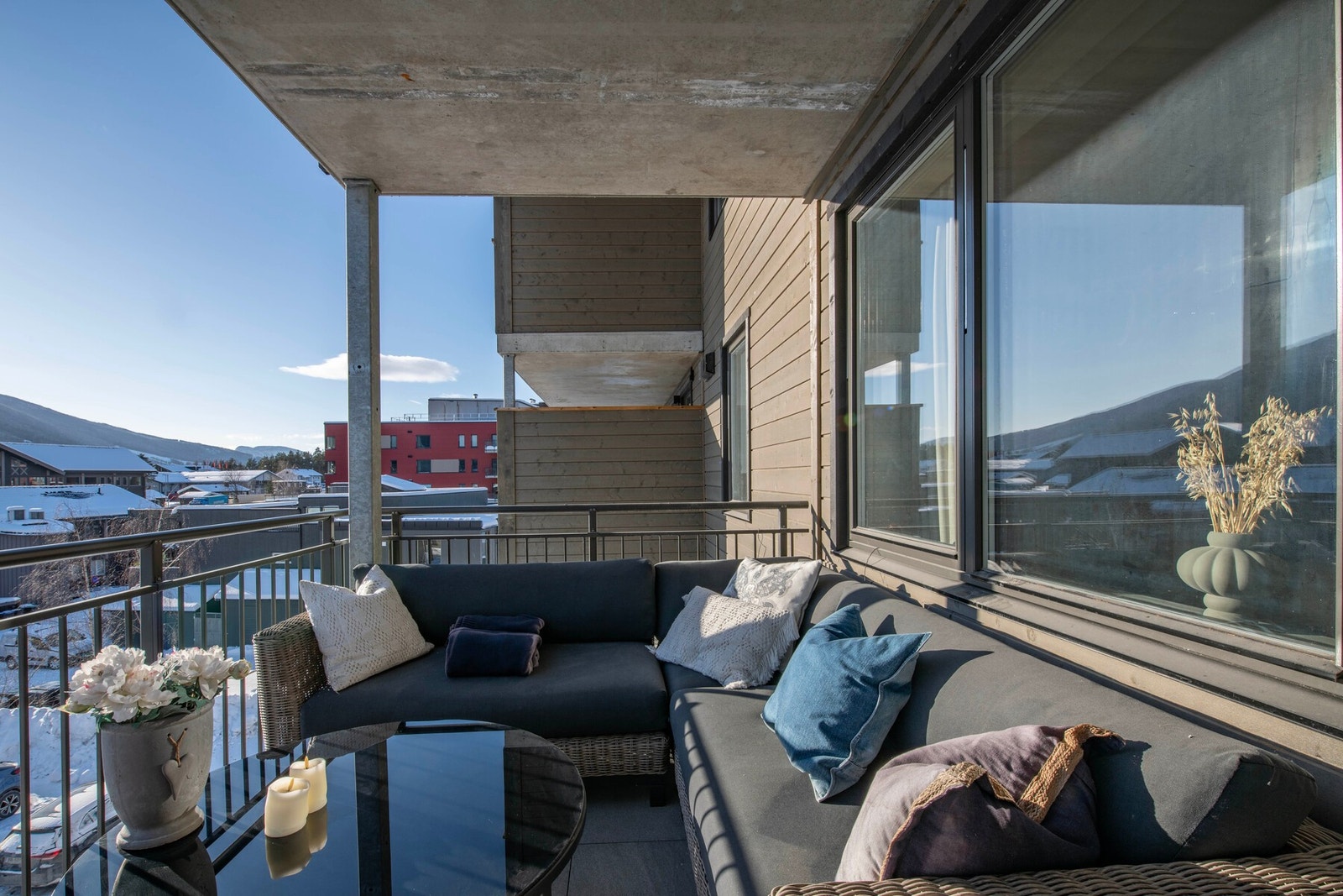 På balkongen er det god plass til flere sittegrupper. Galleribilde