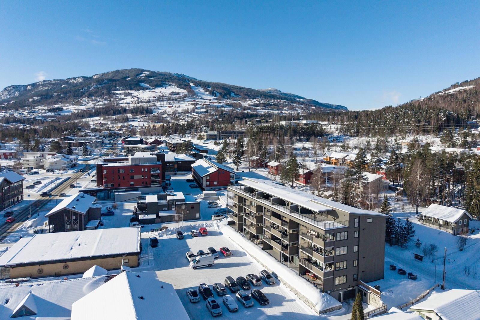 Gangavstand til matbutikker, skole og barnehage. Galleribilde
