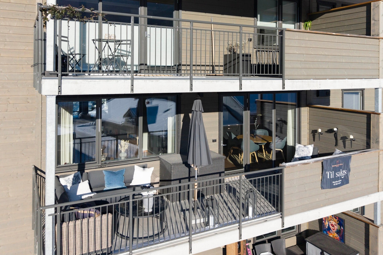 Solrik beliggenhet med utsikt oppover og nedover gol. Galleribilde