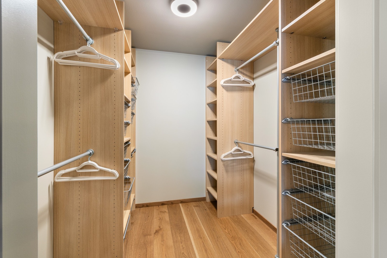 Garderobe. Galleribilde