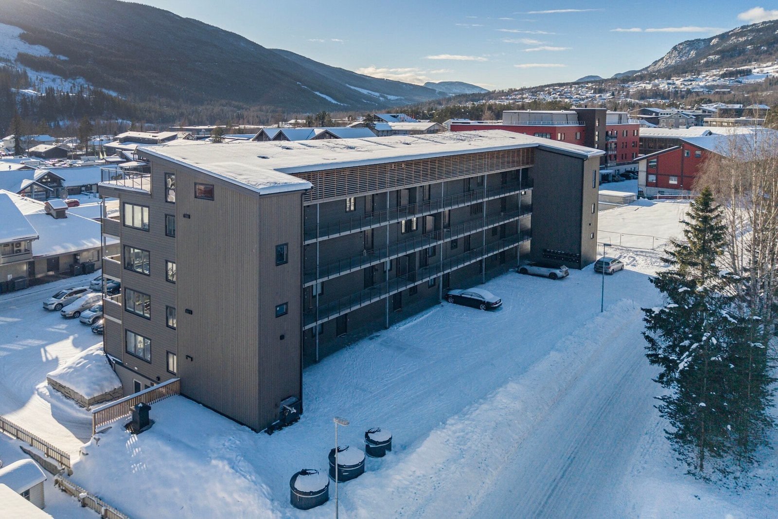 Gjesteparkering bak bygget. Galleribilde