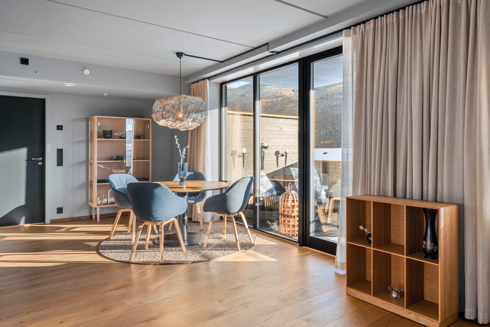 De store vinduene slipper inn rikelig med lys. Galleribilde