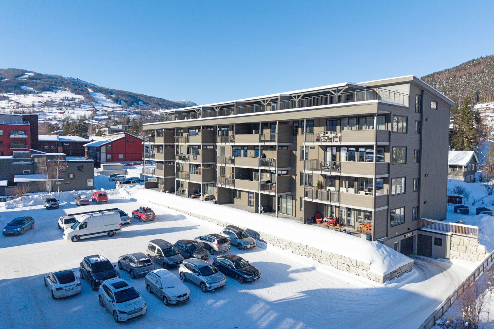 Parkering i felles garasje i kjelleren. Galleribilde