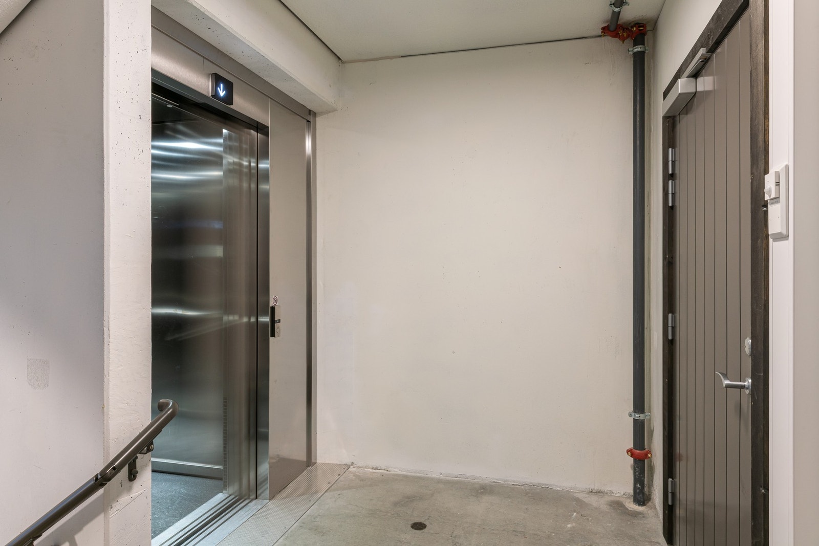 Heid som går ned til garasjen og opp til leilighetene. Galleribilde