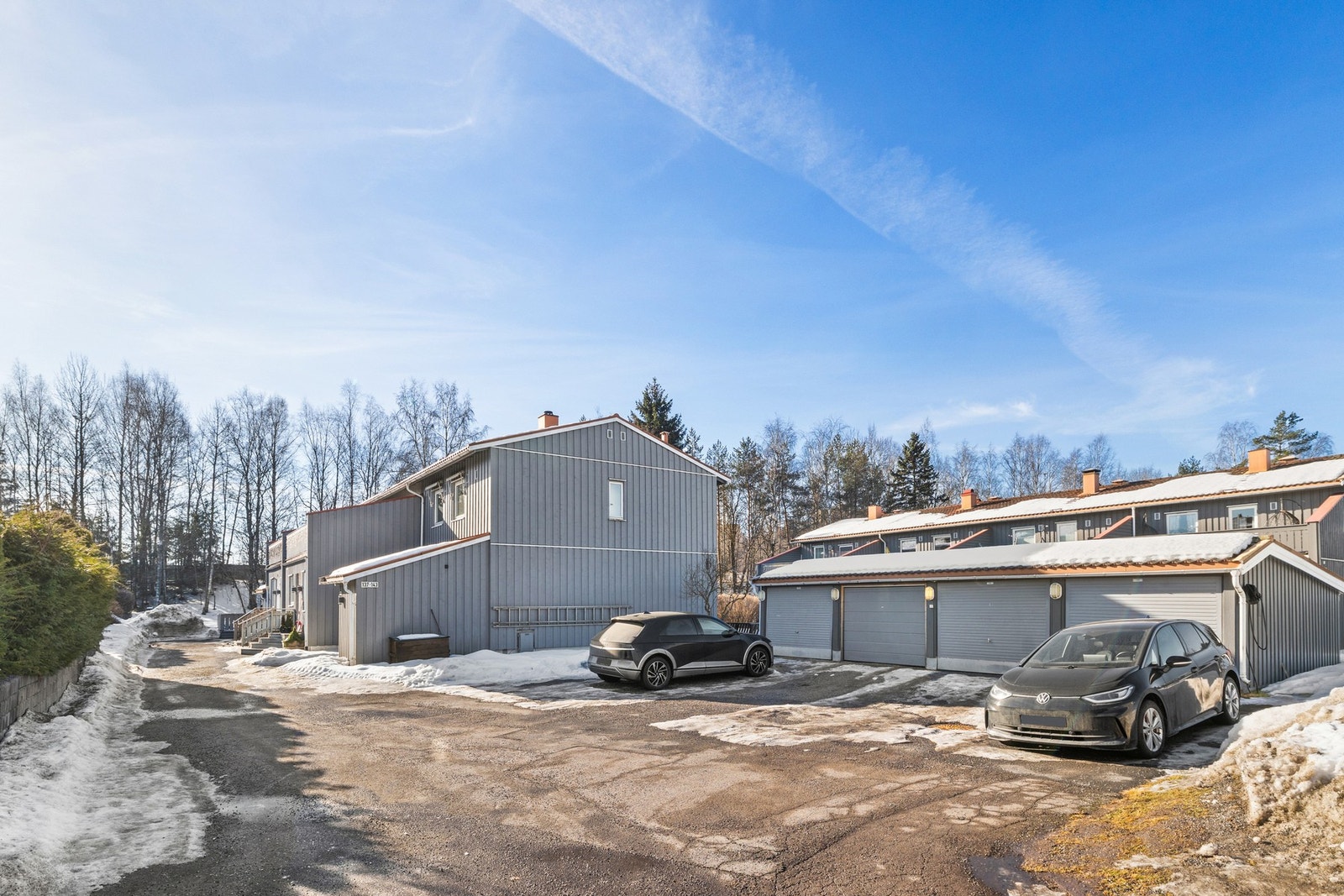 Det medfølger garasje i rekke på enden av bygget. Garasjen har montert elbil-lader. Galleribilde