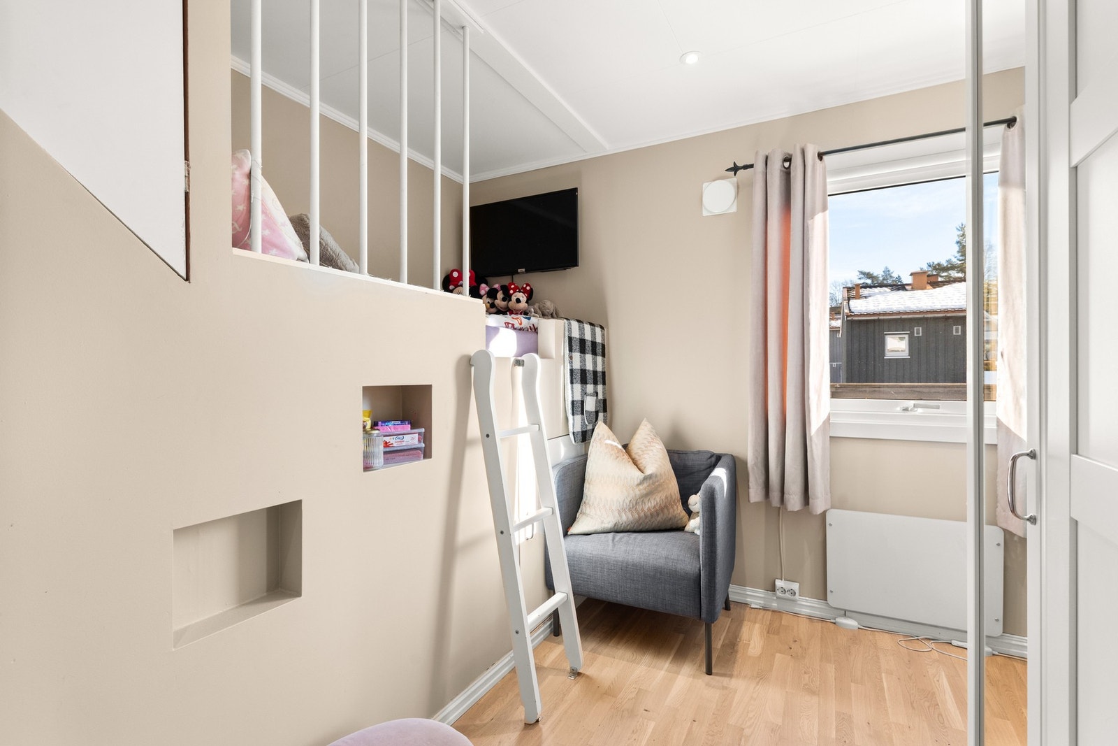 Soverom med plassbygd seng Galleribilde