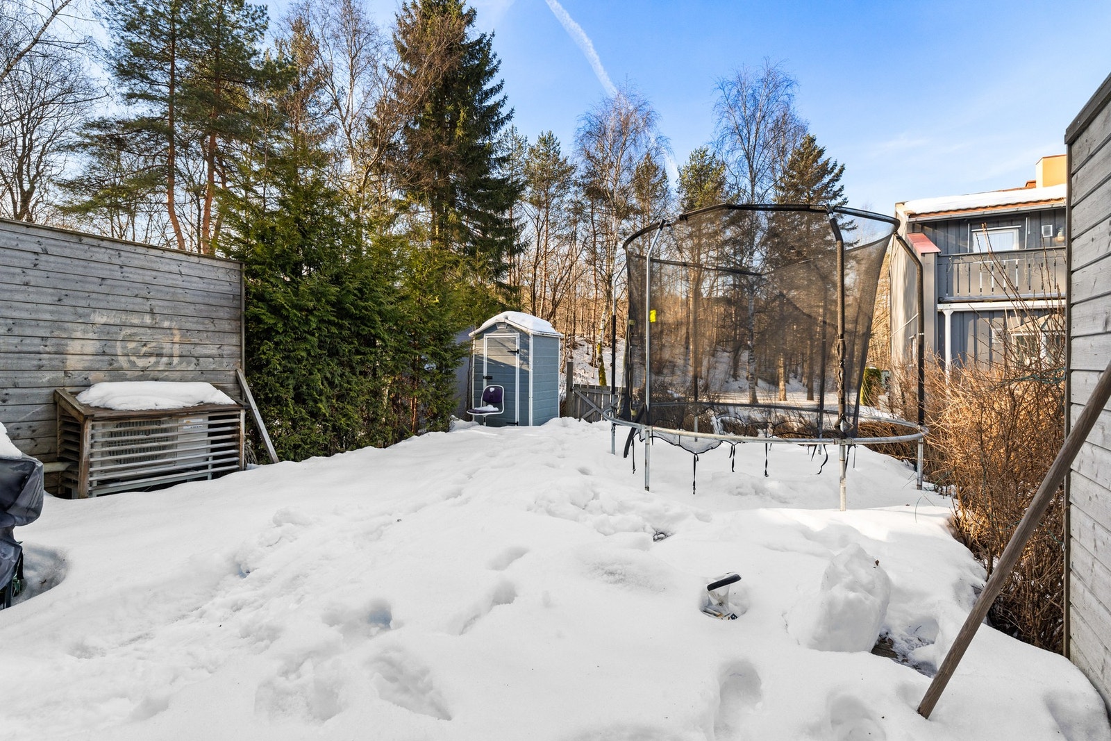 Uteplassen er romslig, med videre utgang til borettslagets eiendom Galleribilde