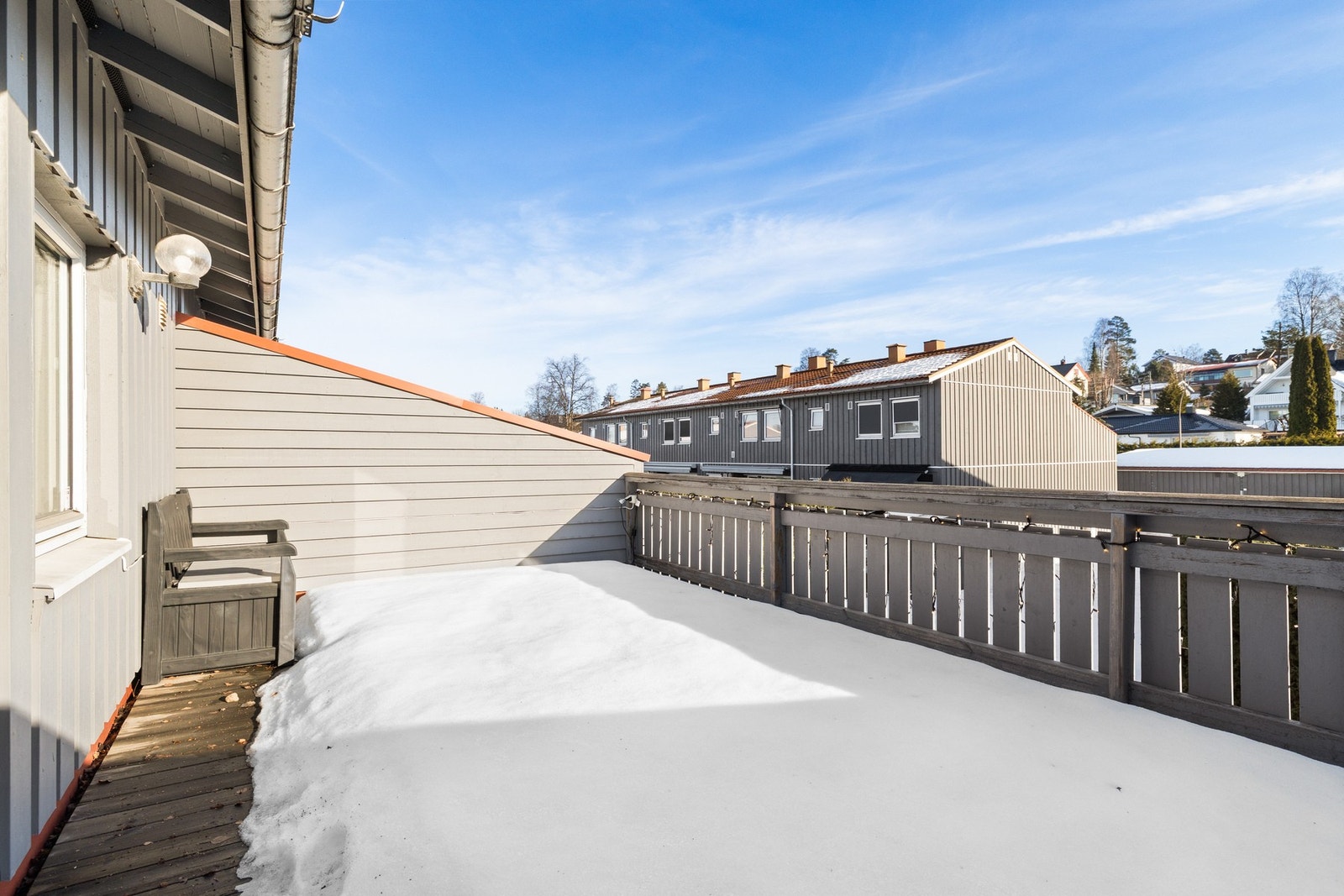 Balkongen har god plass til ønsket utemøblement Galleribilde