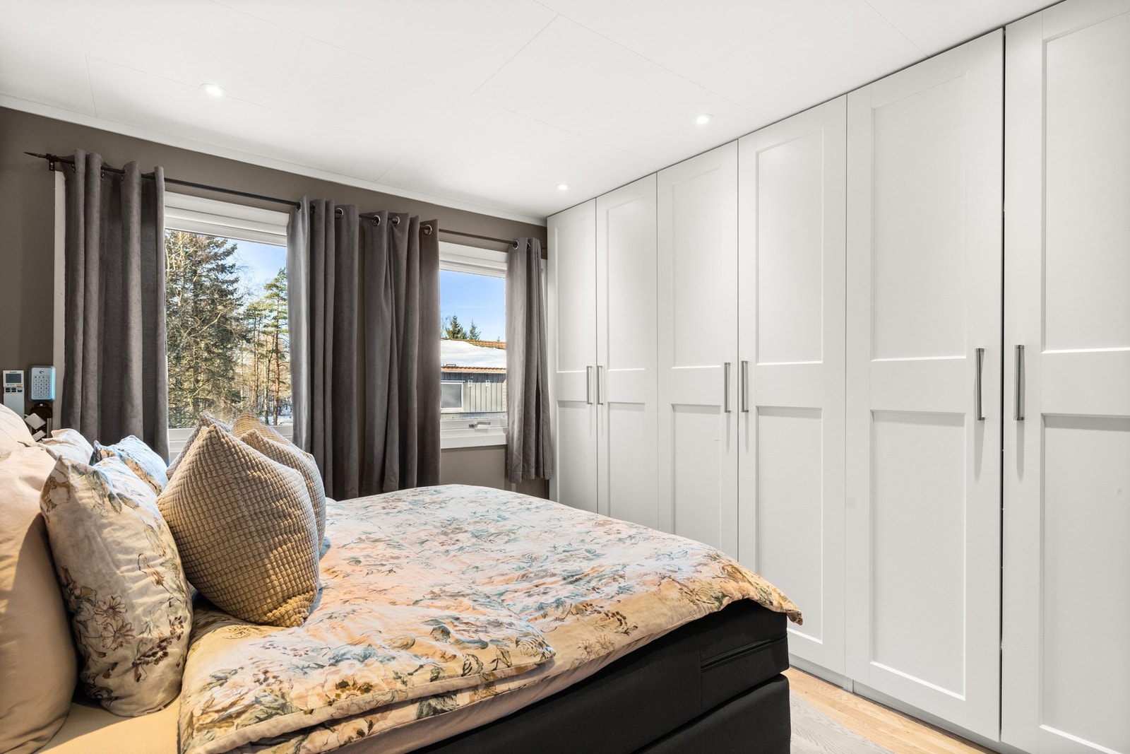 Hovedsoverommet er holdt i moderne fargetoner, og er utstyrt med en romslig garderobe Galleribilde