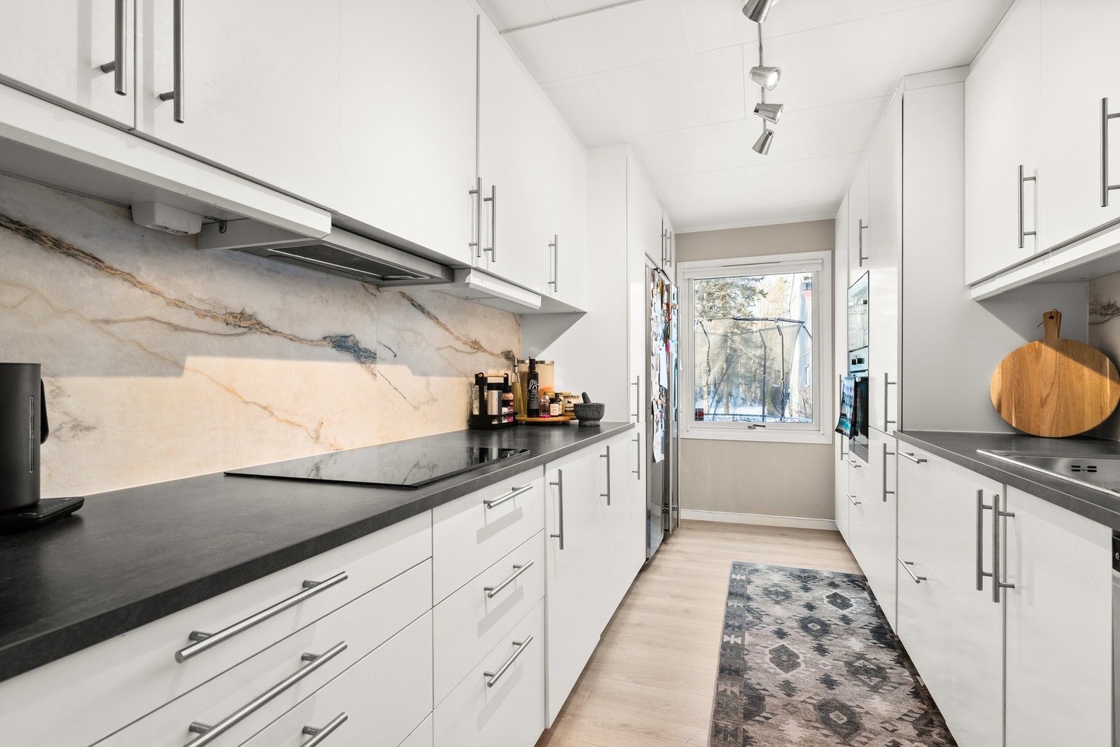 Kjøkkenet har godt med både skap- og benkeplass Galleribilde