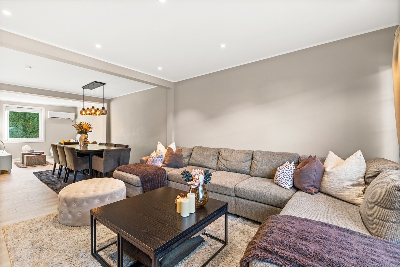 I hovedetasjen har boligen en romslig stue med vindusflater på to sider som gir godt med naturlig lys Galleribilde