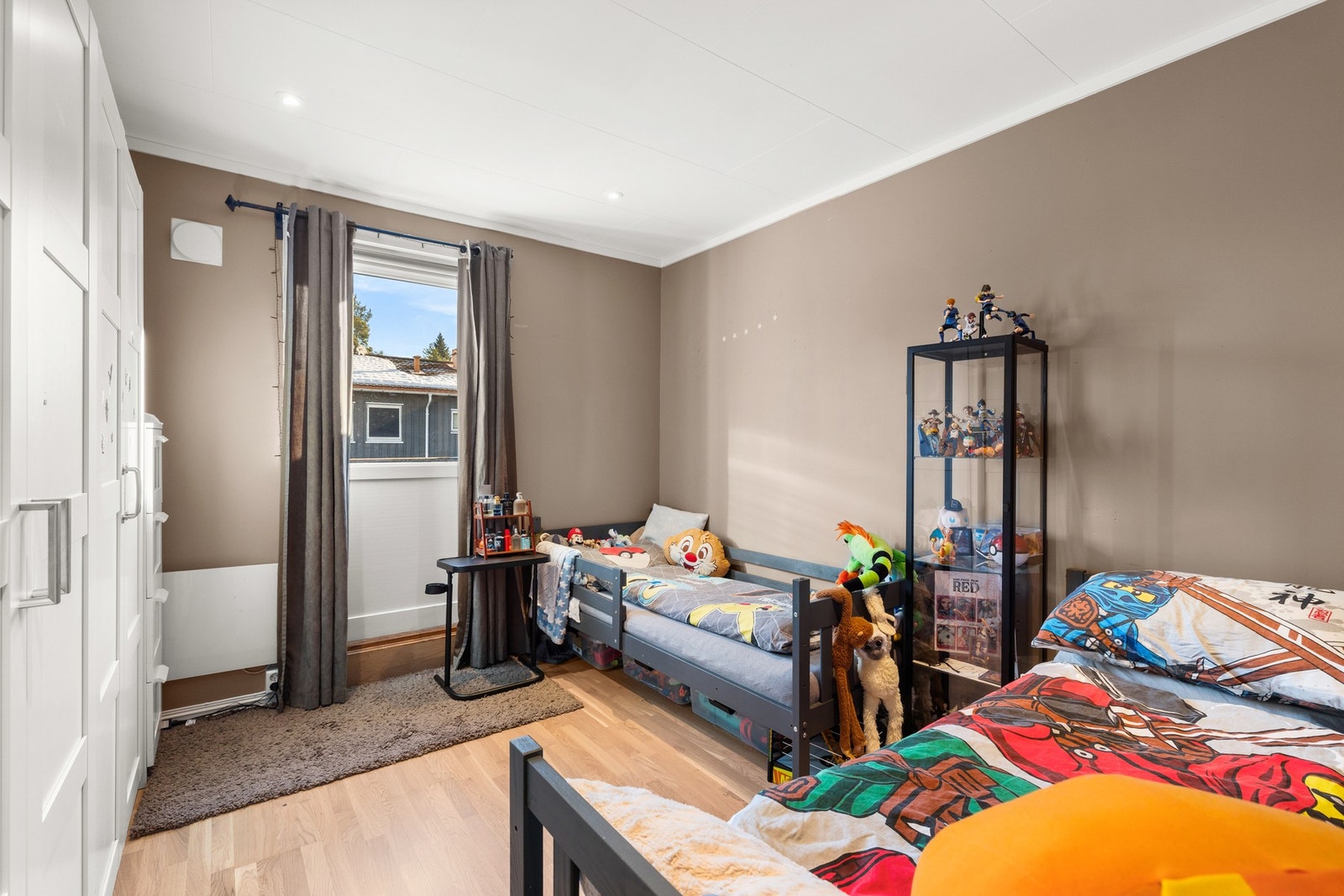 Fra det ene soverommet er det utgang til balkong på ca. 19 m² Galleribilde