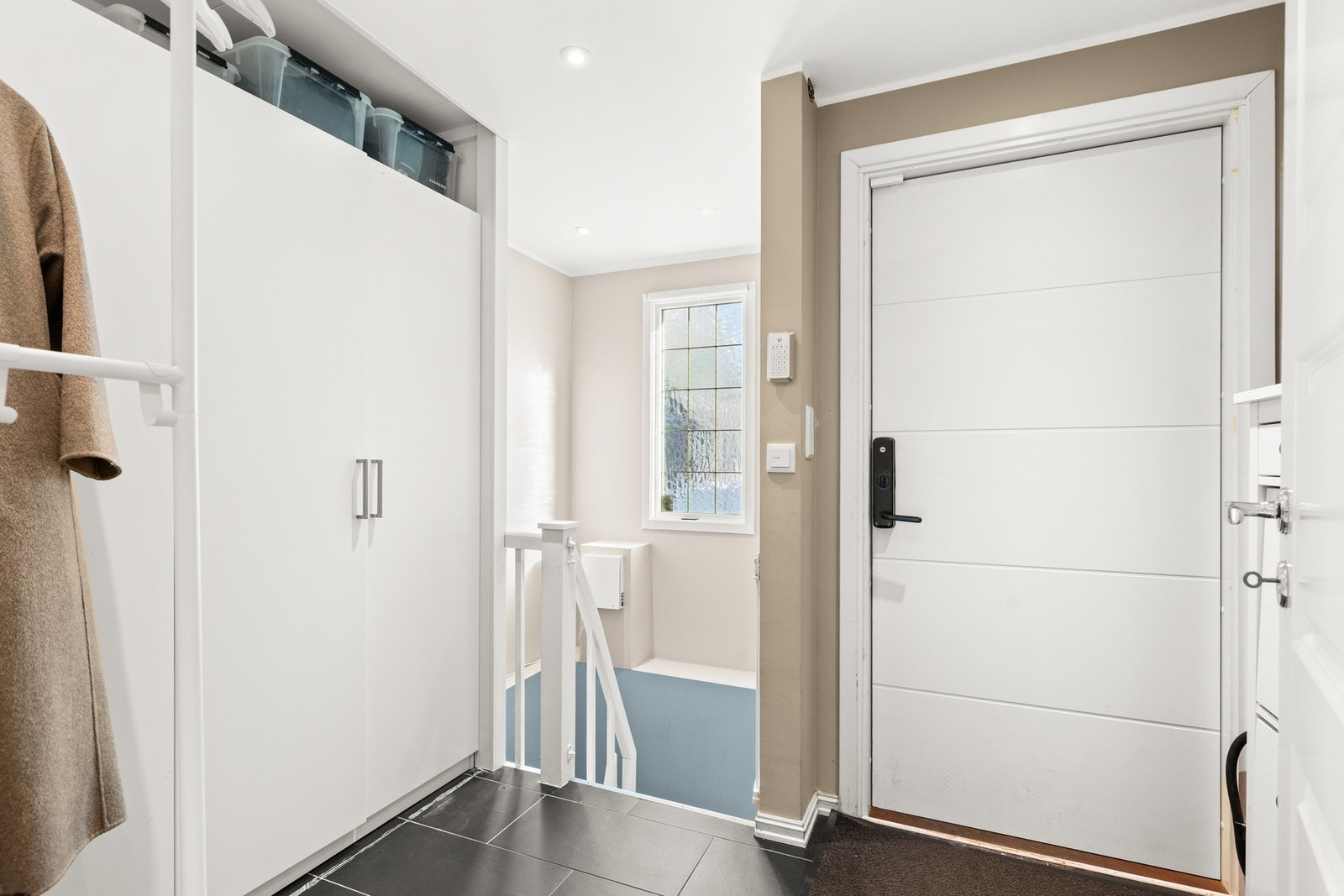 Hyggelig inngangsparti som gir et godt førsteinntrykk av boligen Galleribilde