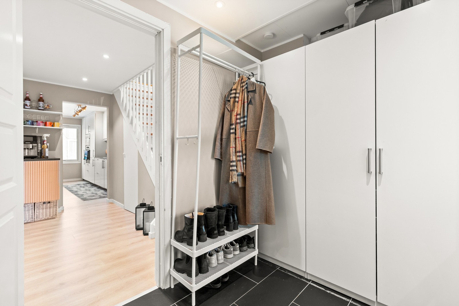 Entreen har godt med garderobeplass til å sette fra seg yttertøy og sko Galleribilde