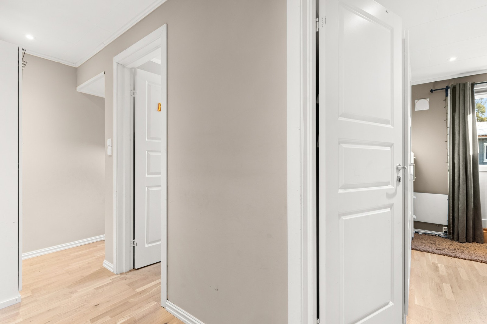 I overetasjen er det tre gode soverom, samt et romslig bad Galleribilde