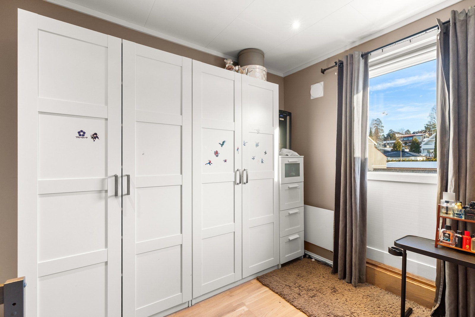 Soverom nr. to er også utstyrt med en romslig garderobe Galleribilde