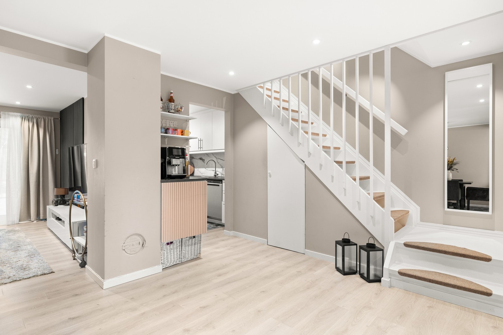 Fra stuen er det trappeløp opp til overetasjen Galleribilde