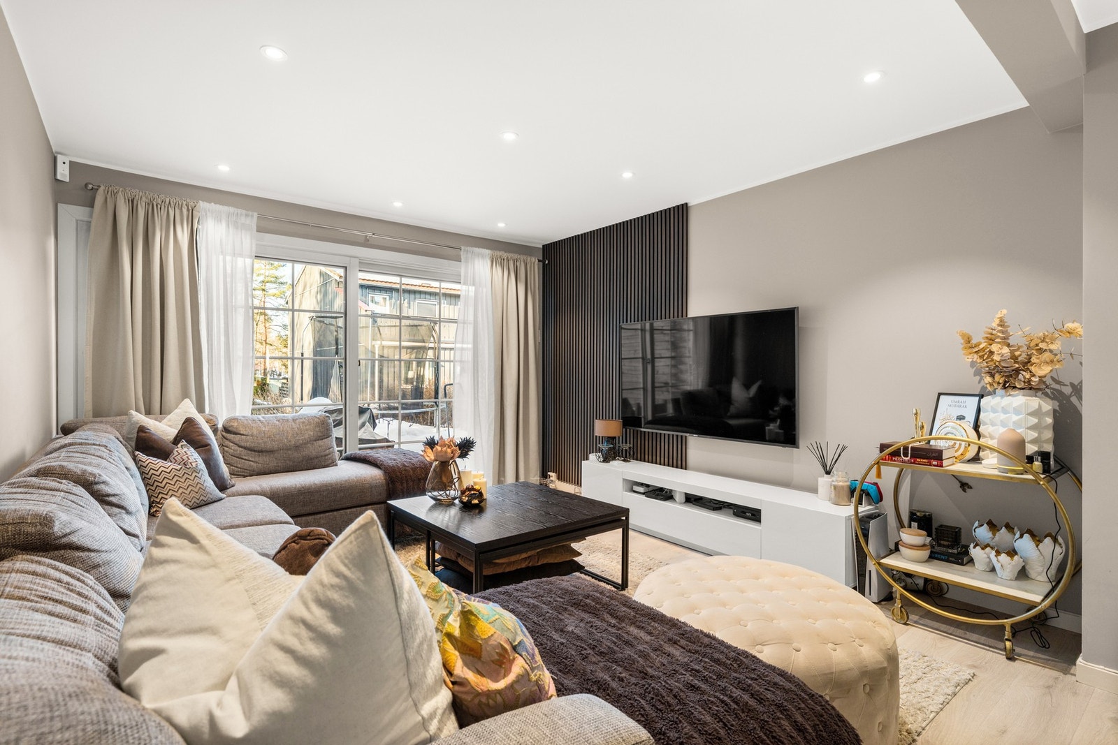 Fra stuen er det utgang til uteplass på hele 53 m² Galleribilde