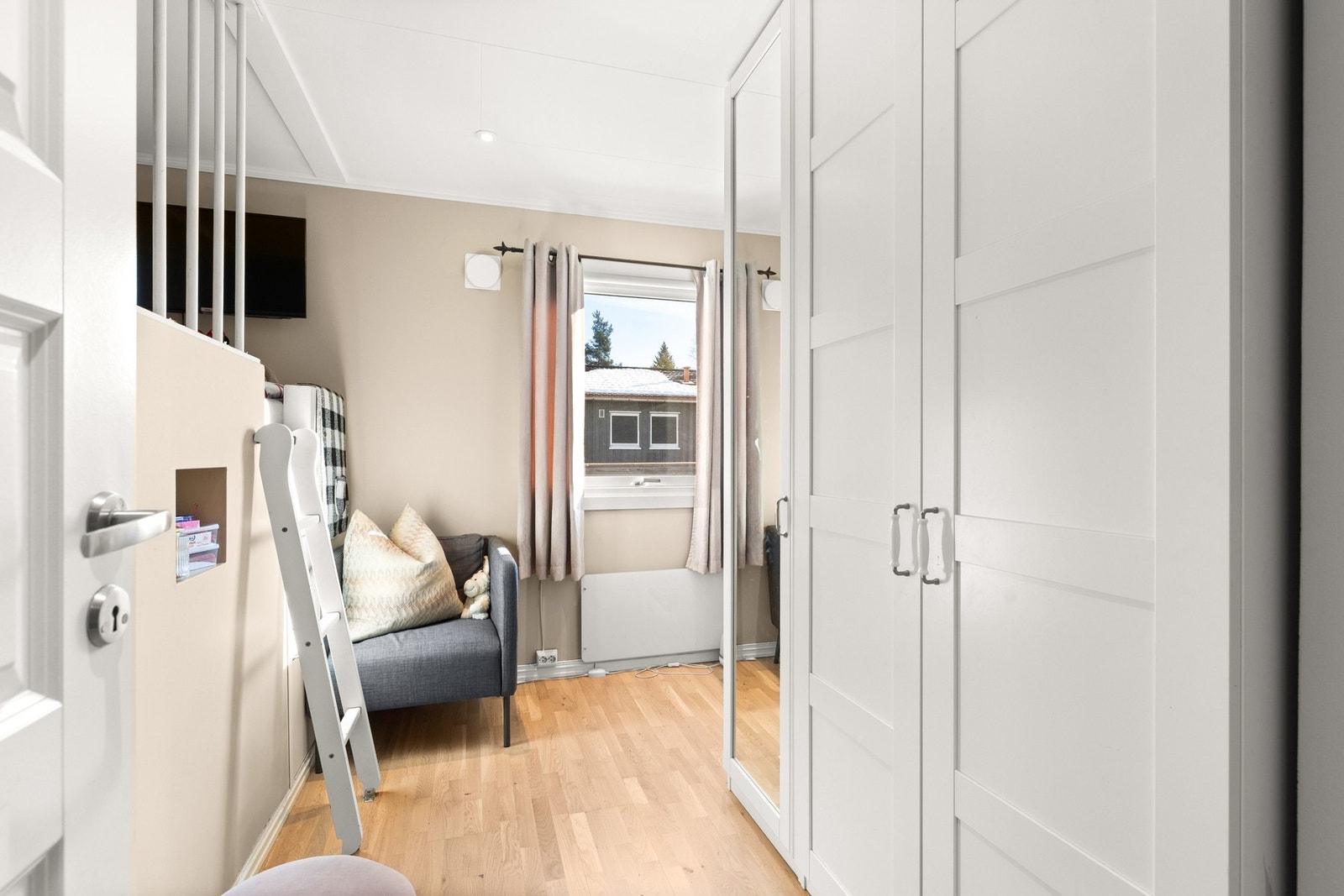 Rommet er også utstyrt med en romslig garderobe Galleribilde