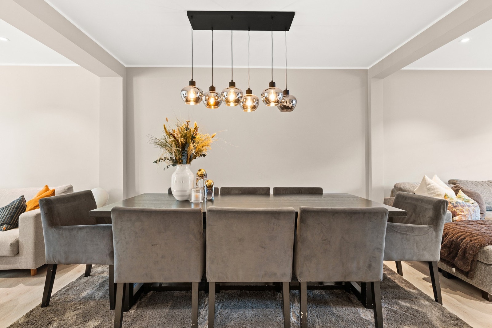 Rommets utforming gjør det enkelt å innrede i soner, med god plass til både sofagruppe og spisebord Galleribilde