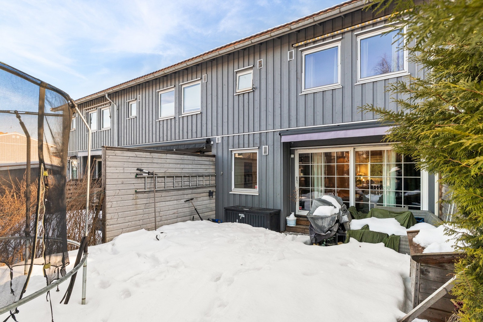 Et romslig rekkehus over tre plan med barnevennlig beliggenhet Galleribilde