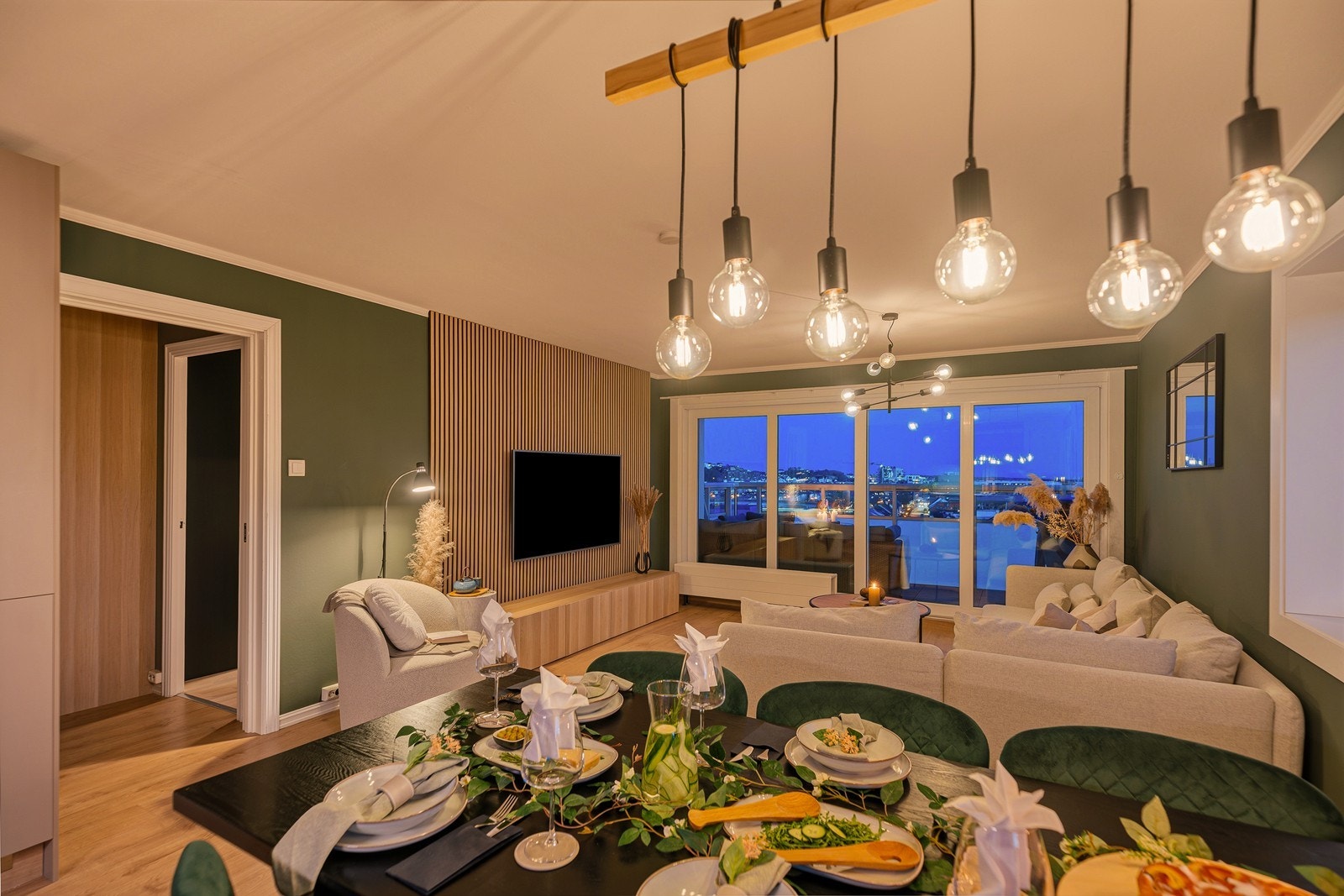 Åpen stue- og kjøkkenløsning med plass til spisebord i mellom sonene Galleribilde