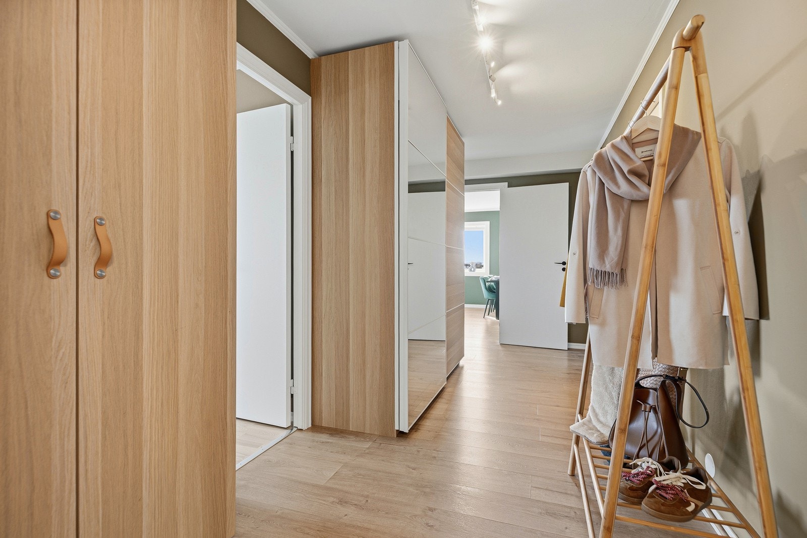 Innbydende gang med god plass til garderobeskap Galleribilde