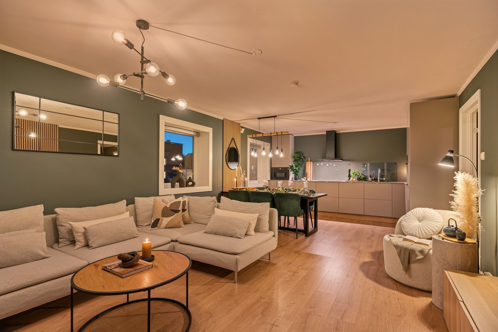 Strøken 3-roms i toppetasje med panoramautsikt over byen og Otra Galleribilde