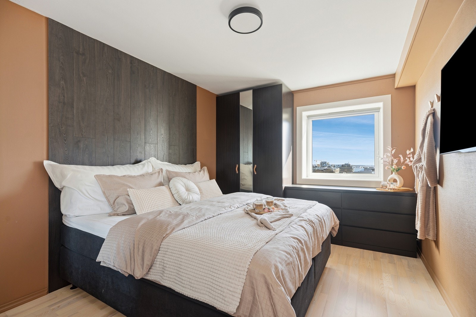 Rommet oppleves romslig og kan fint innredes med dobbeltseng, nattbord, kommode og garderobeskap Galleribilde