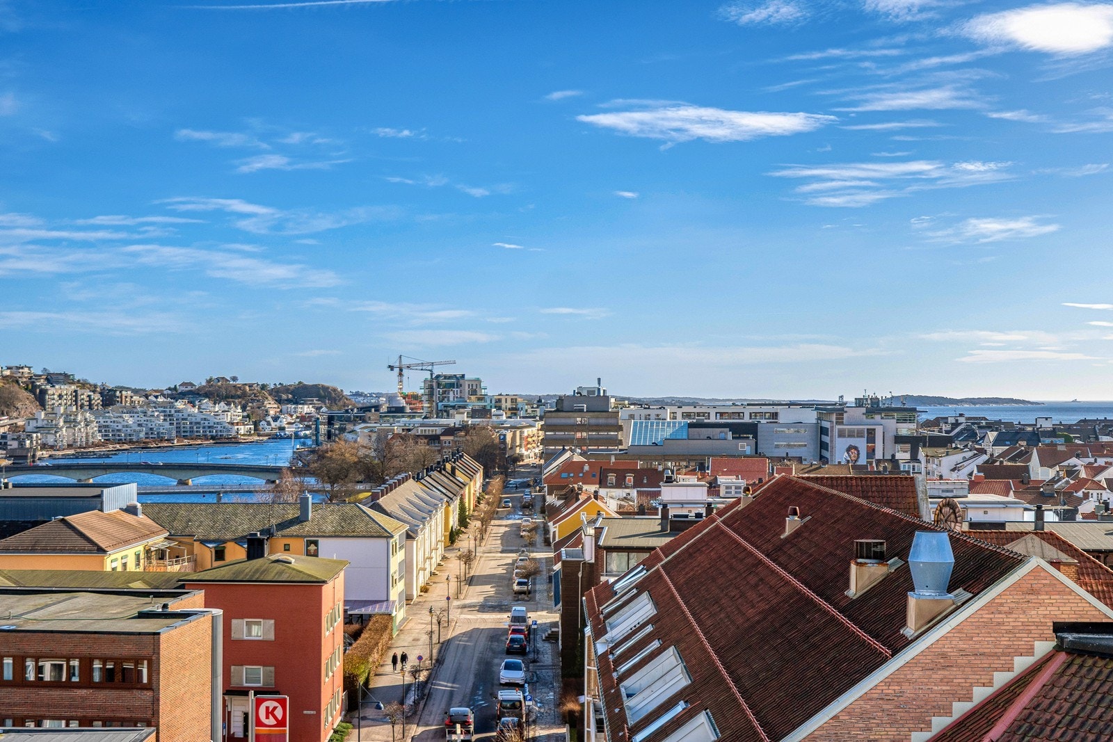 Utsikt fra balkong - Elv, sentrum og sjø! Galleribilde