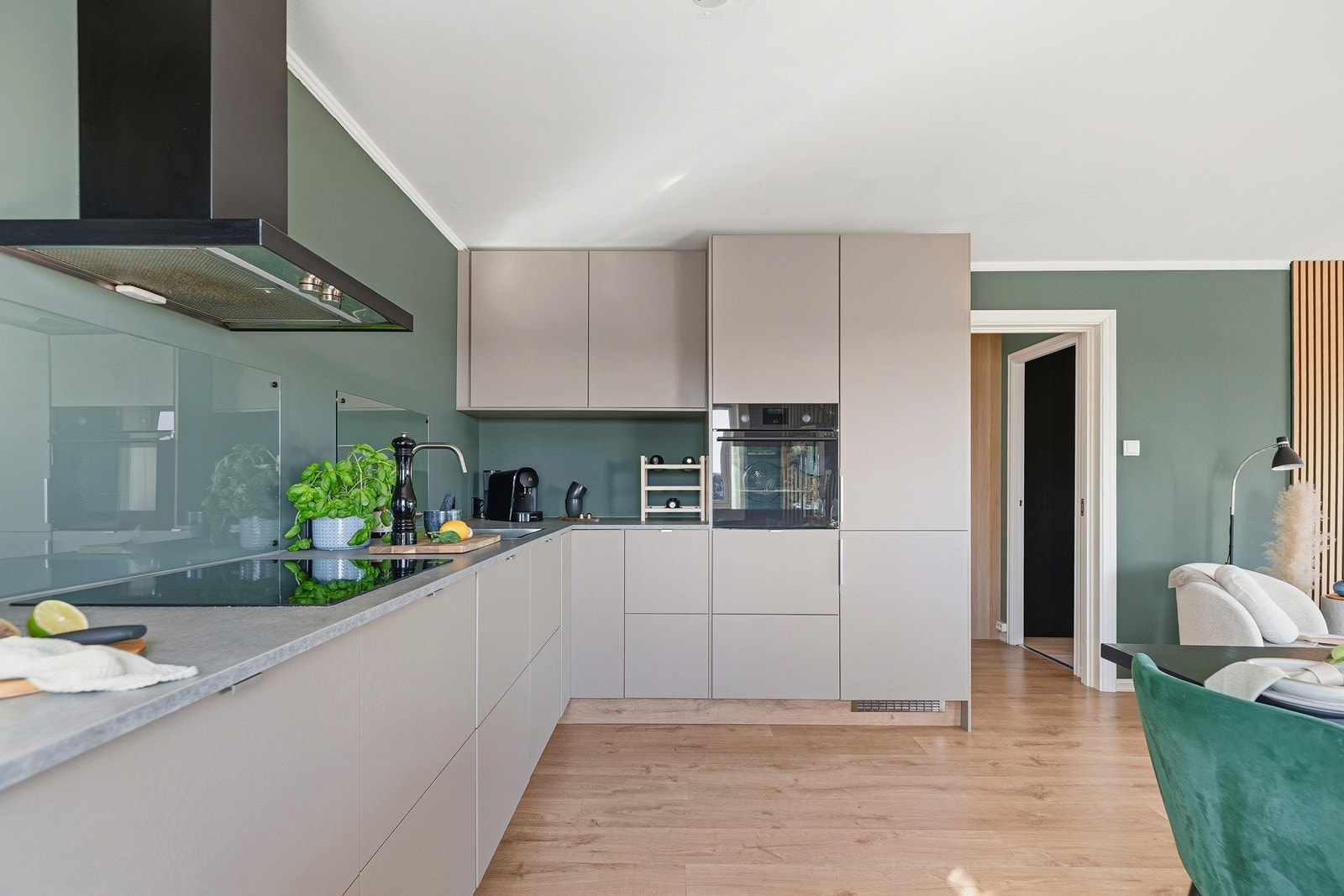 Her får du integrerte hvitevarer som platetopp, komfyr, kombiskap og oppvaskmaskin Galleribilde