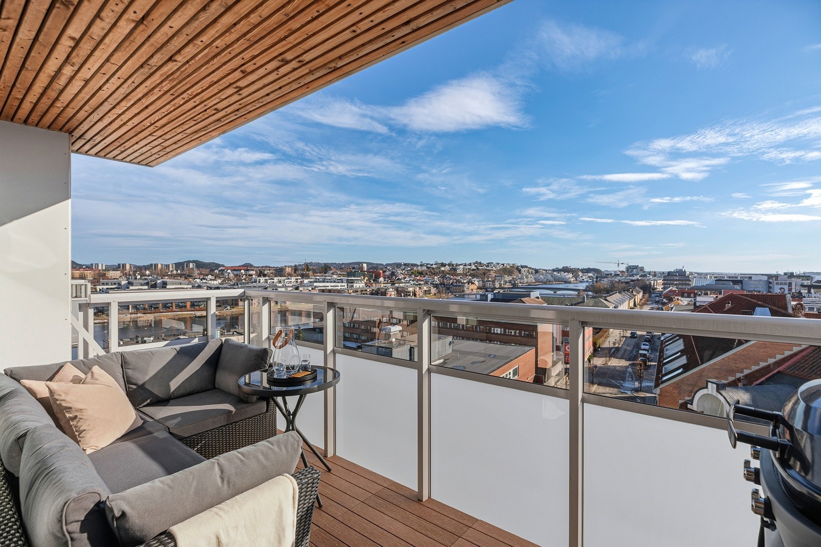 Balkongen ligger vendt fint og tilbyr sol fra tidlig morgen til ettermiddag/kveld Galleribilde