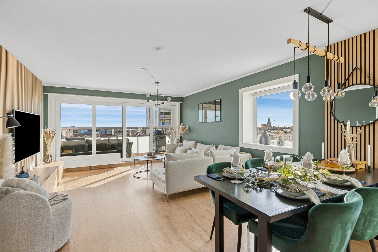 Leiligheten byr på mange, store vindusflater som bidrar til rikelig med naturlig lys Galleribilde