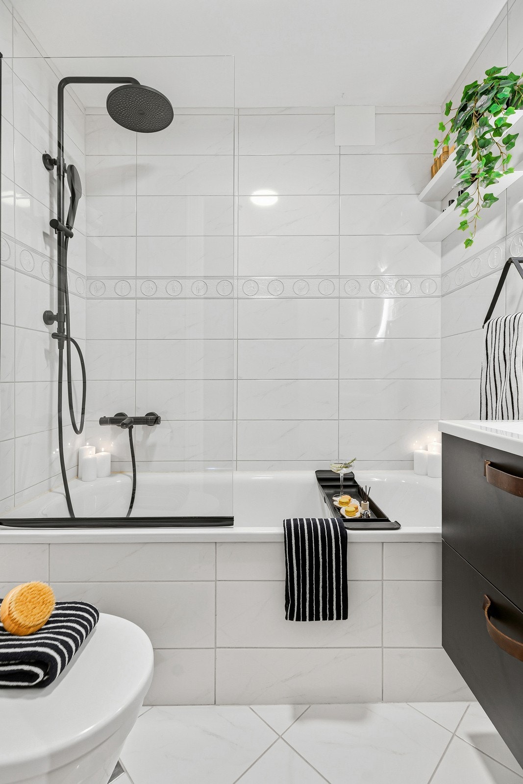 Pent, flislagt bad med behagelig gulvvarme Galleribilde