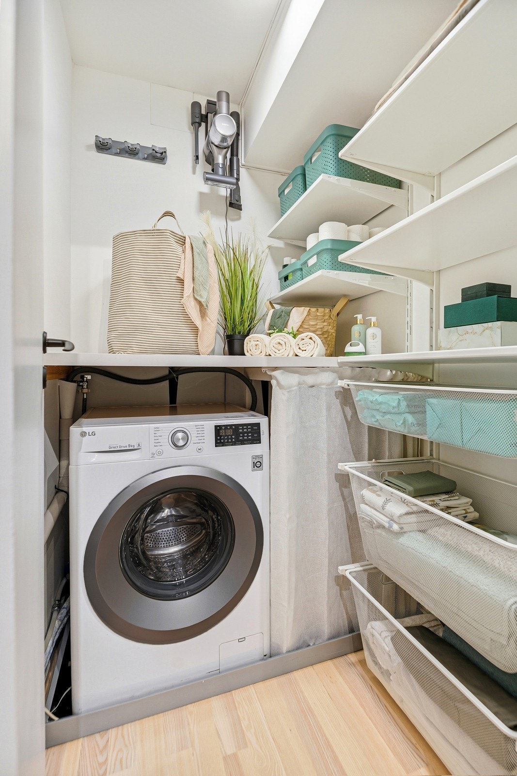 Separat vaskerom med oppbevaringsmuligheter Galleribilde