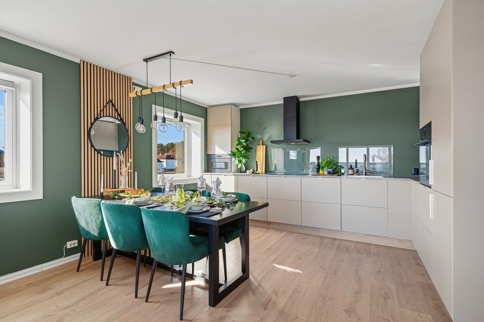 Kjøkkeninnredning består av slette fronter med benkeplate av laminat Galleribilde