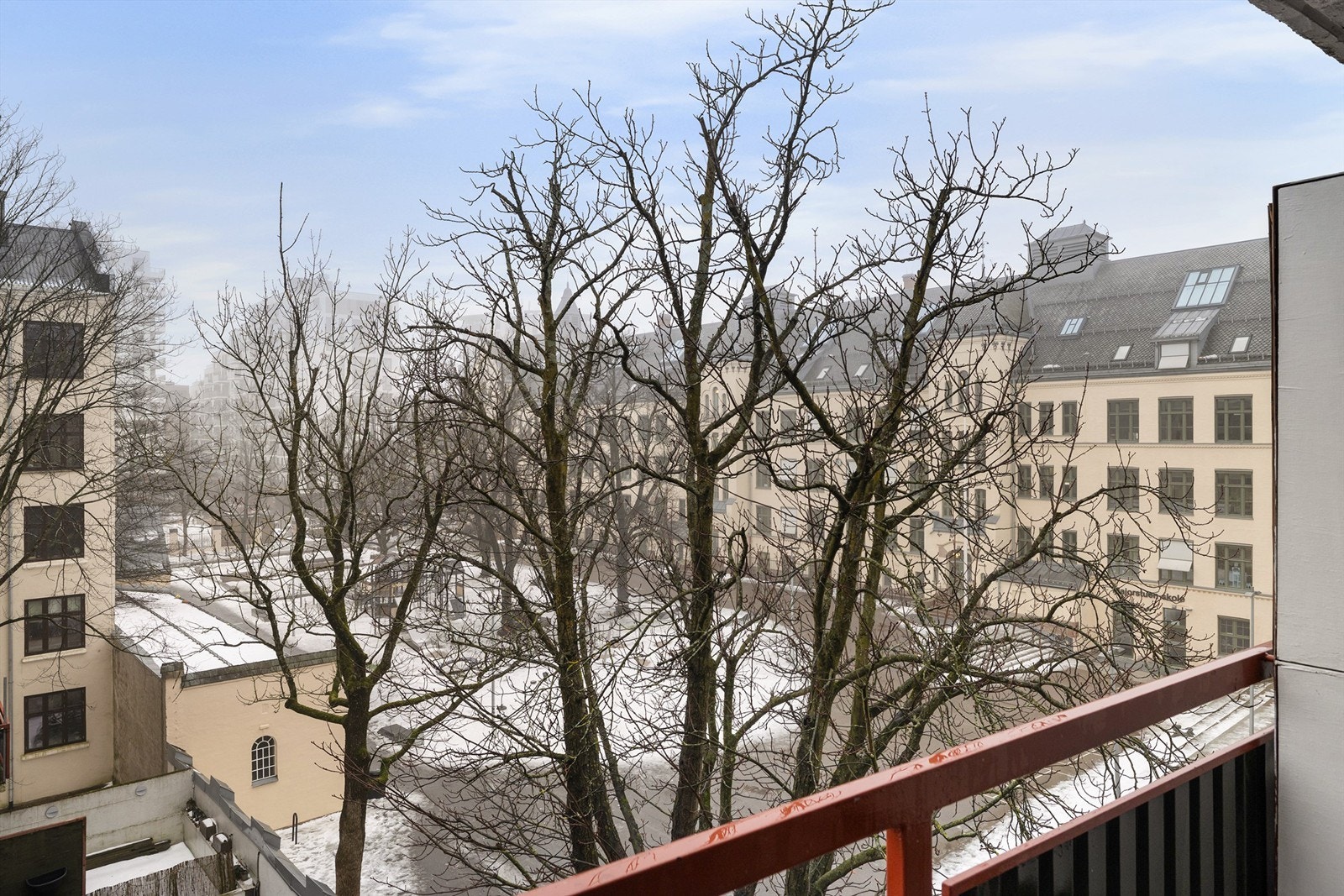 Balkongen har en fin utsikt over skolegården til Majorstua skole, sol fra tidlig lunsj til sen kveld og herlig himmelutsikt Galleribilde