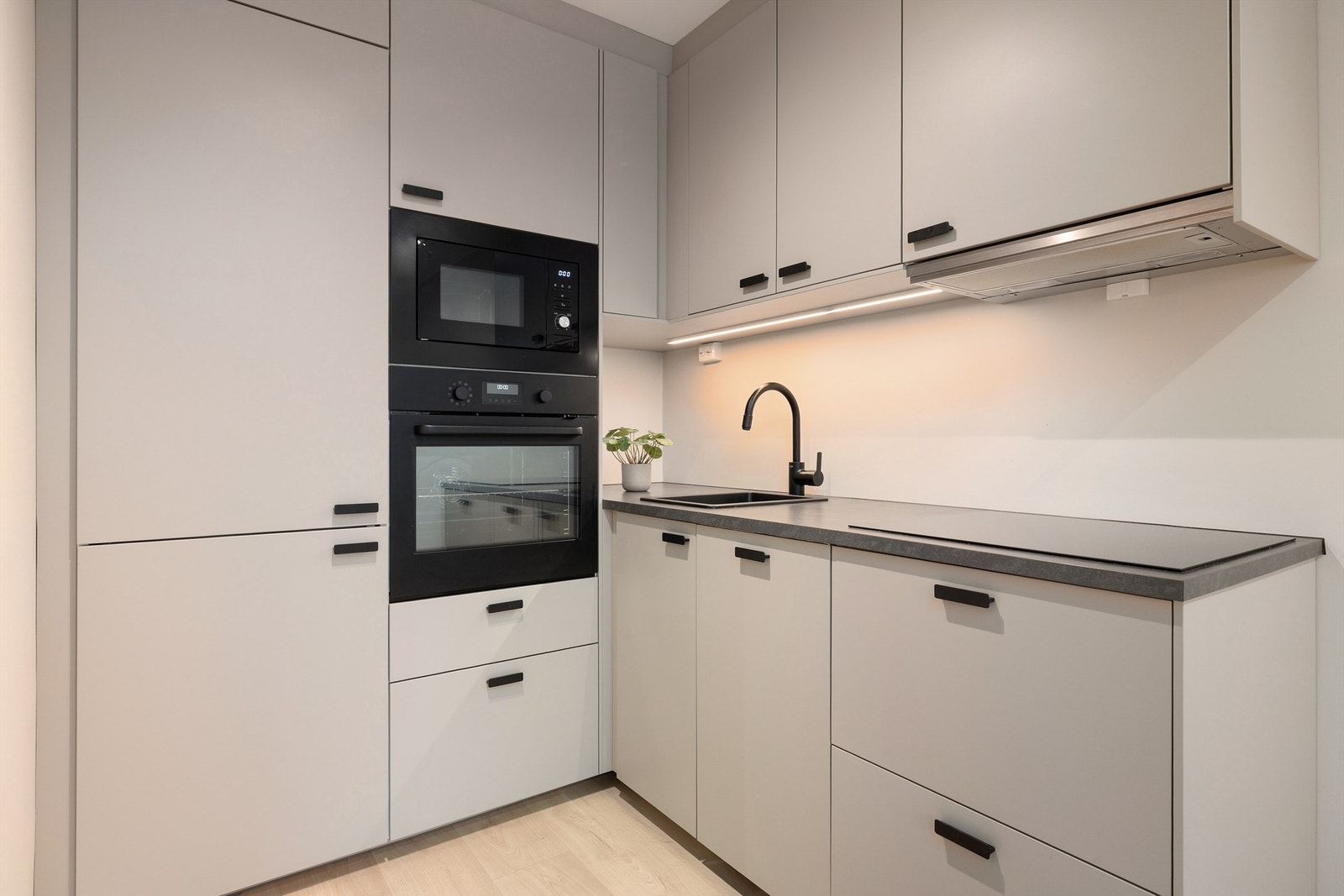 Her kan du med andre ord underholde middagsgjester mens middagen lages, perfekt for deg som liker å invitere til hyggelige sammenkomster Galleribilde