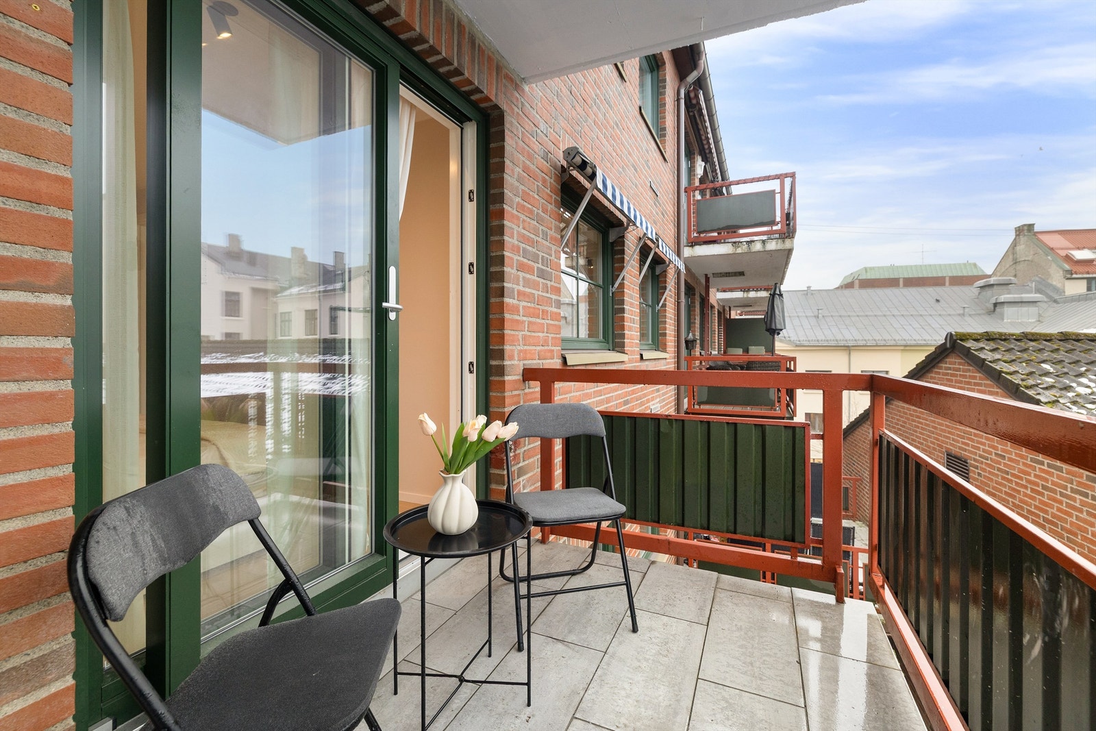 Solrik balkong på 5 kvm vendt mot sydvest. Overbygget balkong som kan brukes i all slags vær! Galleribilde