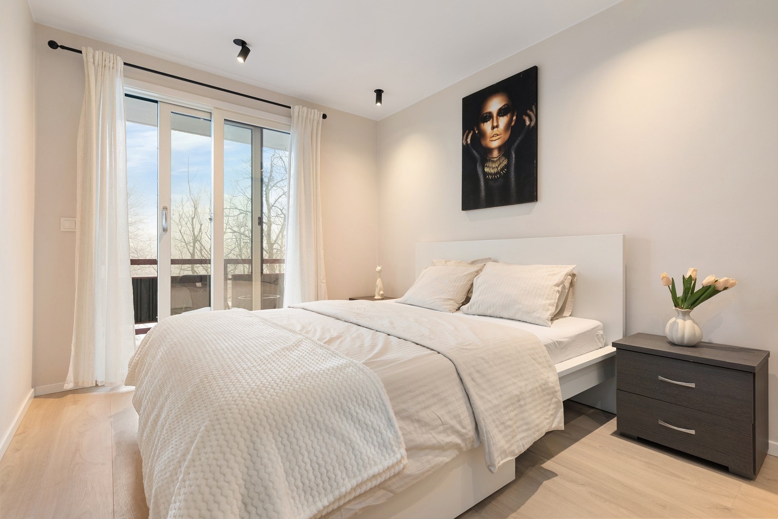 Soverom med direkte adkomst til solrik balkong. Her bor du høyt og fritt uten innsyn! Galleribilde