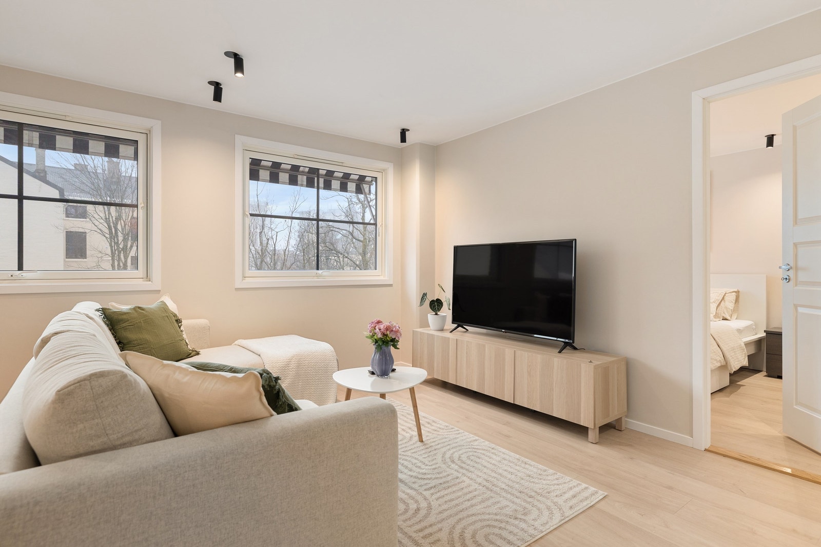 Pen enstavs parkett med gulvvarme. Sorte, bevegelige downlights, som kan justeres etter ønsket stemning og vinkel Galleribilde