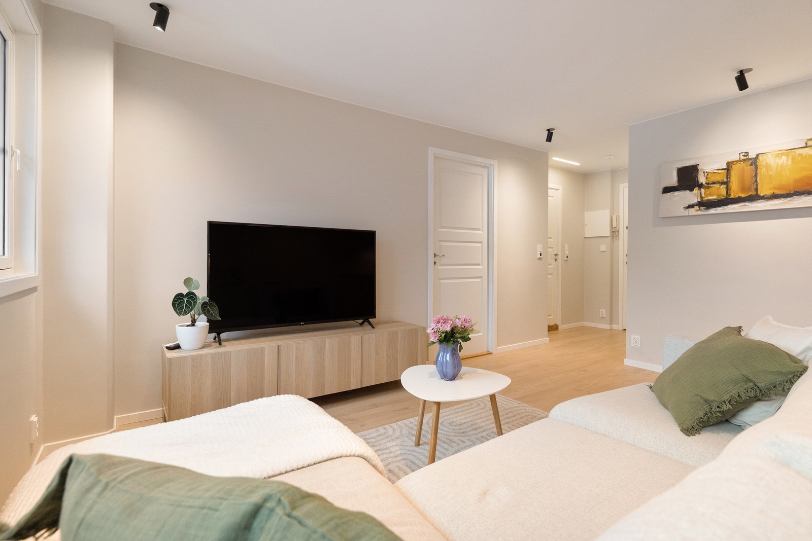 Lysmalte vegger, god belysning sammen med de store vindusflatene skaper et naturlig lyst rom Galleribilde