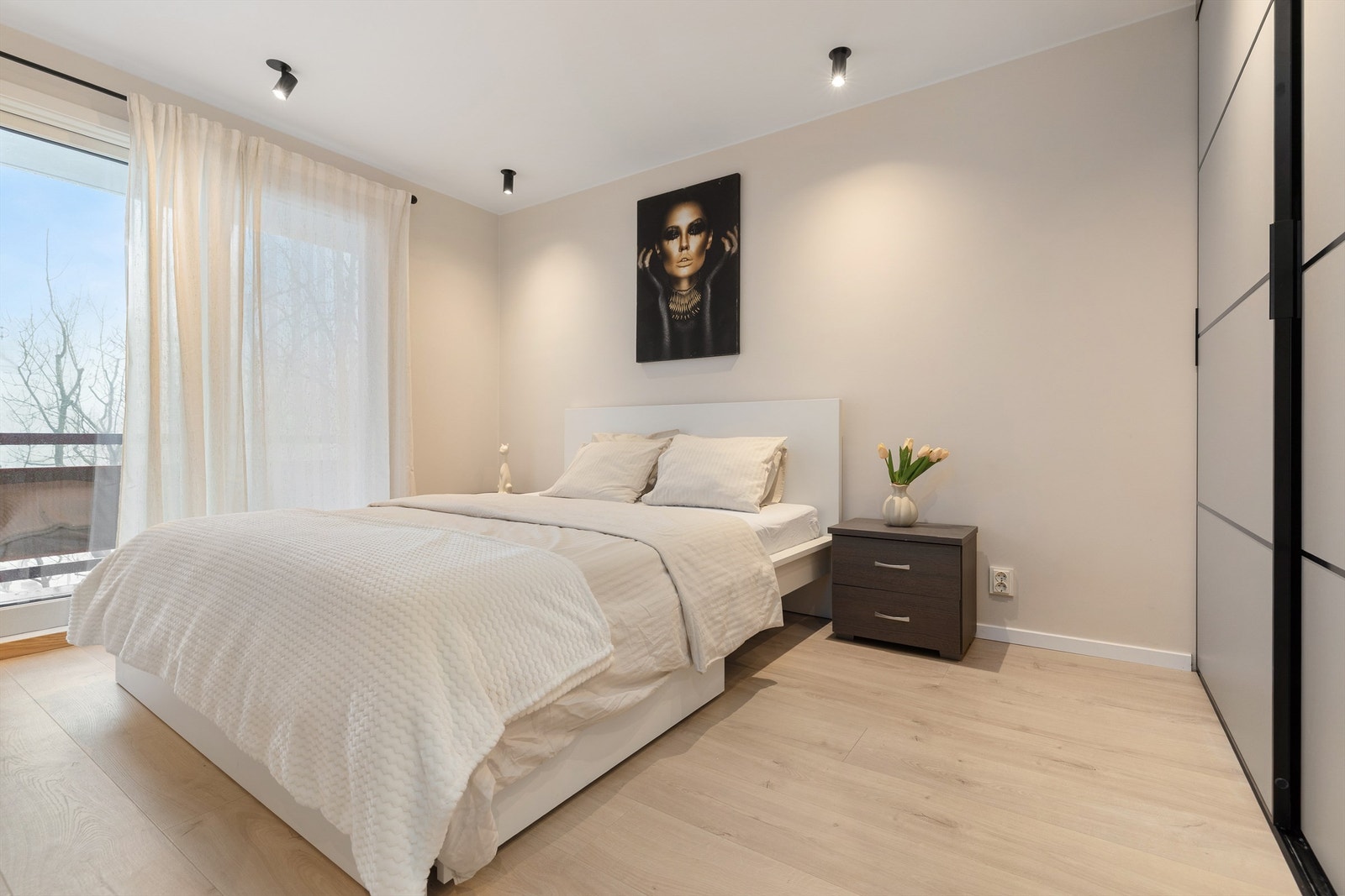 Hovedsoverom med god og naturlig plass til både dobbeltseng, nattbord og oppbevaring av klær Galleribilde