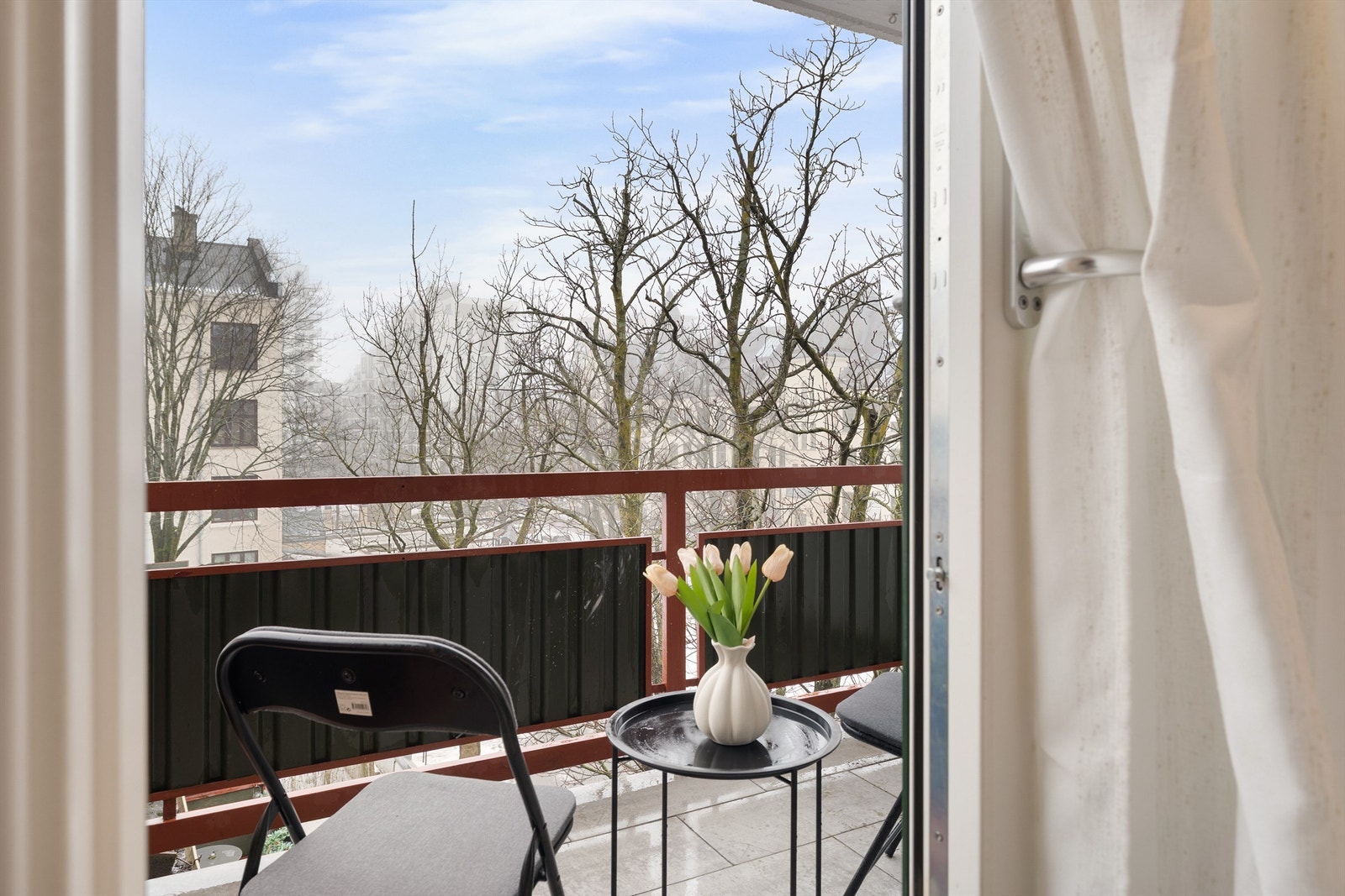 Praktisk med utgang til balkong fra soverom. Skyvedør som er plassbesparende Galleribilde